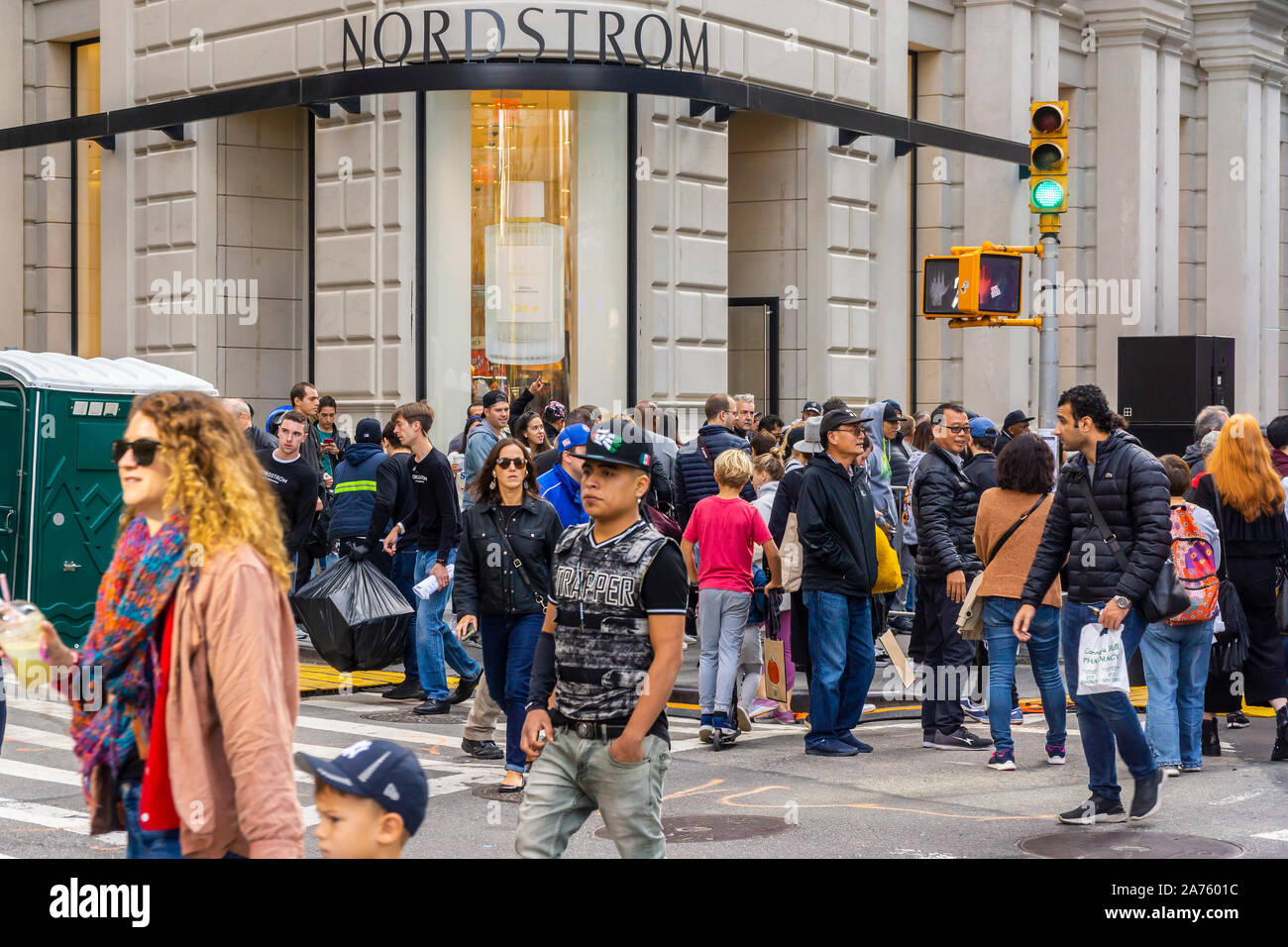 Aufgeregt Käufer außerhalb der neuen Nordstrom Warenhaus an der West 57th Street, in Midtown Manhattan in New York am Samstag, 26. Oktober 2019. Die 7-level 320.000 Quadratfuß Store ist als ein Schuss vor den Bug für diejenigen, die zu verkündigen sind der Tod des Department Store angekündigt. Die Nordstrom Store ist der größten freistehenden Store in New York in Jahren und neben Tausenden von Produkten es hat 6 Restaurants zu öffnen. Der Speicher ist über die Straße in "Nordstrom-ville" von Nordstrom Mens', die im vergangenen Jahr eröffnet. (© Richard B. Levine) Stockfoto