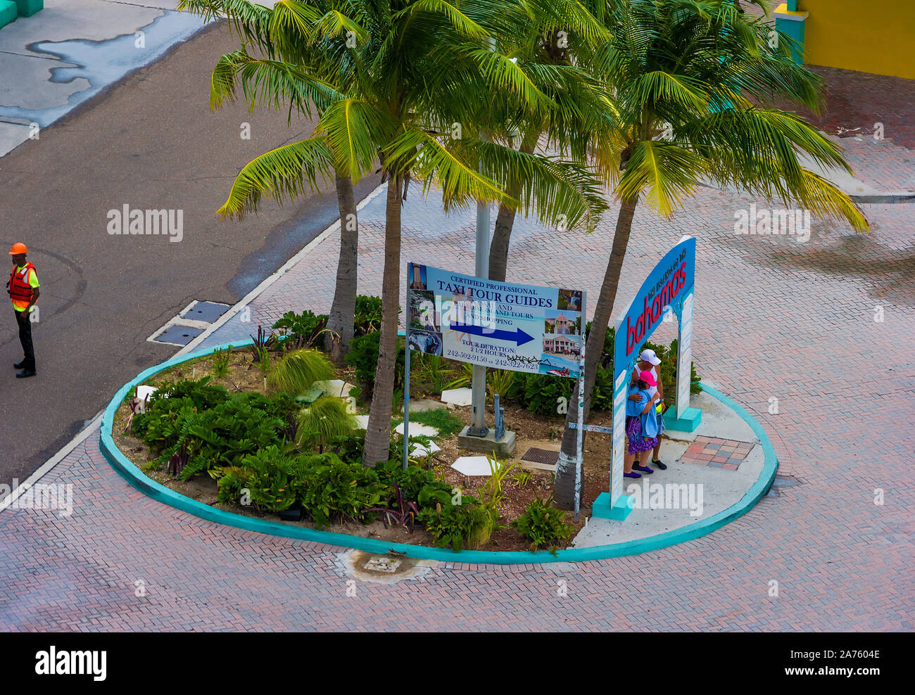 Nassau, Bahama-September 21,2019: auf der Suche nach an Bord eines Kreuzfahrtschiffes auf Touristen erhalten Ihr Bild unter den Bahamas Zeichen an Prinz G genommen Stockfoto