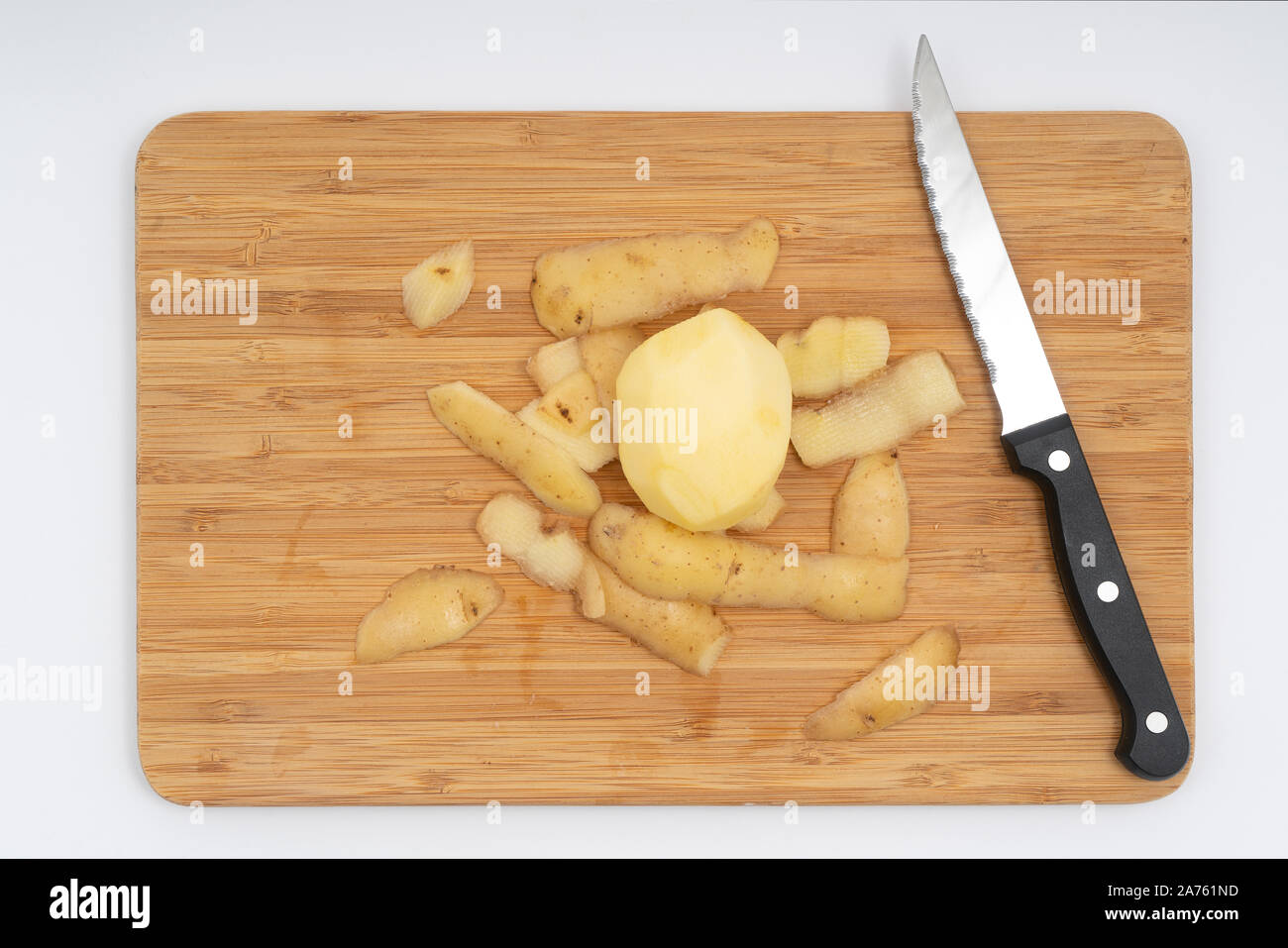 Eine Kartoffel geschält und in einem Stock, auf einer Holzplatte ausschneiden Stockfoto