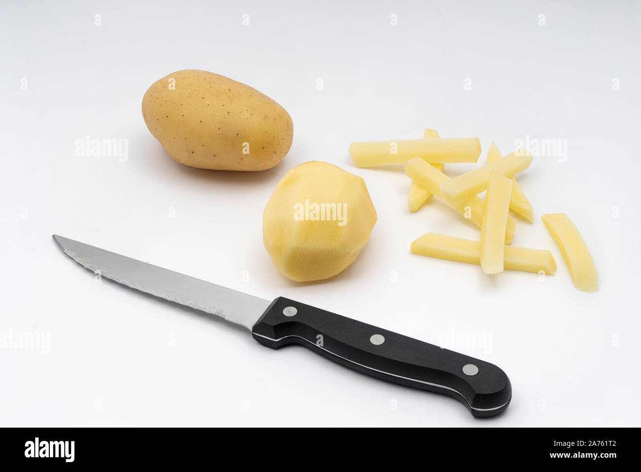 Eine Kartoffel geschält und in einem Stock, auf eine weiße Fläche schneiden Stockfoto