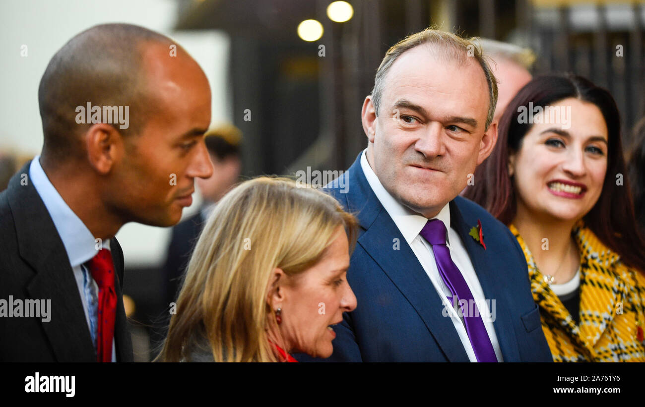 London, Großbritannien. 30. Oktober 2019. Chukka Umunna (L), Ed Davey (3 L) und Luciana Berger (R) warten auf Jo Swinson, Führer der Liberaldemokraten, kommen die Medien außerhalb der Häuser des Parlaments. Der Vorsitzende der Liberaldemokraten stand mit älteren Mitgliedern ihrer Partei, als die Liberaldemokraten ihren Wahlkampf im Vorfeld der allgemeinen Wahlen am 12. Dezember gestartet. Credit: Stephen Chung/Alamy leben Nachrichten Stockfoto