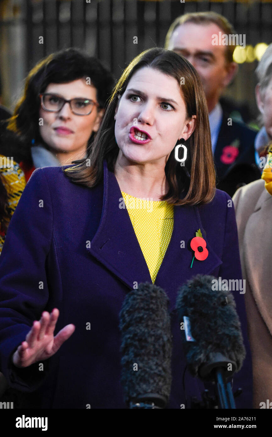 London, Großbritannien. 30. Oktober 2019. Jo Swinson, Führer der Liberaldemokraten, Adressen der Medien außerhalb der Häuser des Parlaments. Sie stand mit älteren Mitgliedern ihrer Partei, als die Liberaldemokraten ihren Wahlkampf im Vorfeld der allgemeinen Wahlen am 12. Dezember gestartet. Credit: Stephen Chung/Alamy leben Nachrichten Stockfoto