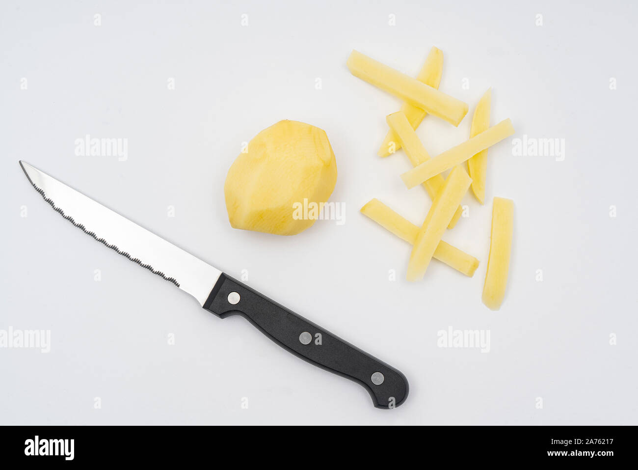 Eine Kartoffel geschält und in einem Stock, auf eine weiße Fläche schneiden Stockfoto