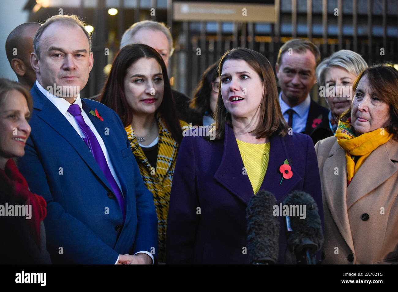 London, Großbritannien. 30. Oktober 2019. Jo Swinson, Führer der Liberaldemokraten, (C), das auf die Medien außerhalb der Häuser des Parlaments. Sie stand mit älteren Mitgliedern ihrer Partei, als die Liberaldemokraten ihren Wahlkampf im Vorfeld der allgemeinen Wahlen am 12. Dezember gestartet. Credit: Stephen Chung/Alamy leben Nachrichten Stockfoto