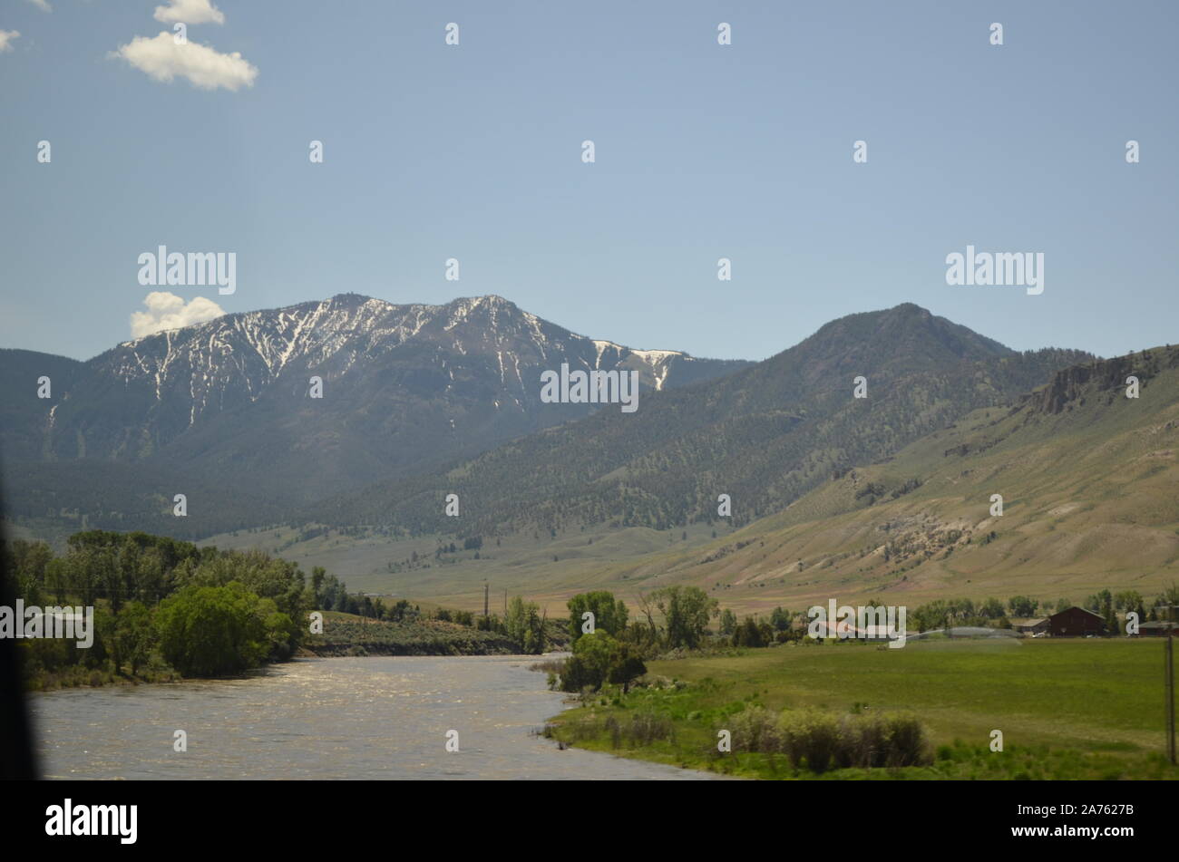 Später Frühling in Montana: Blick nach Süden über den Yellowstone River zu Grabe Berg im Gallatin Range Stockfoto