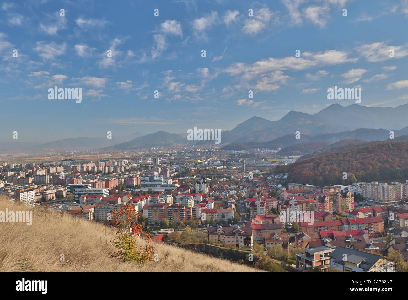 Stadtbild von Brasov in einem sonnigen Tag. Stockfoto