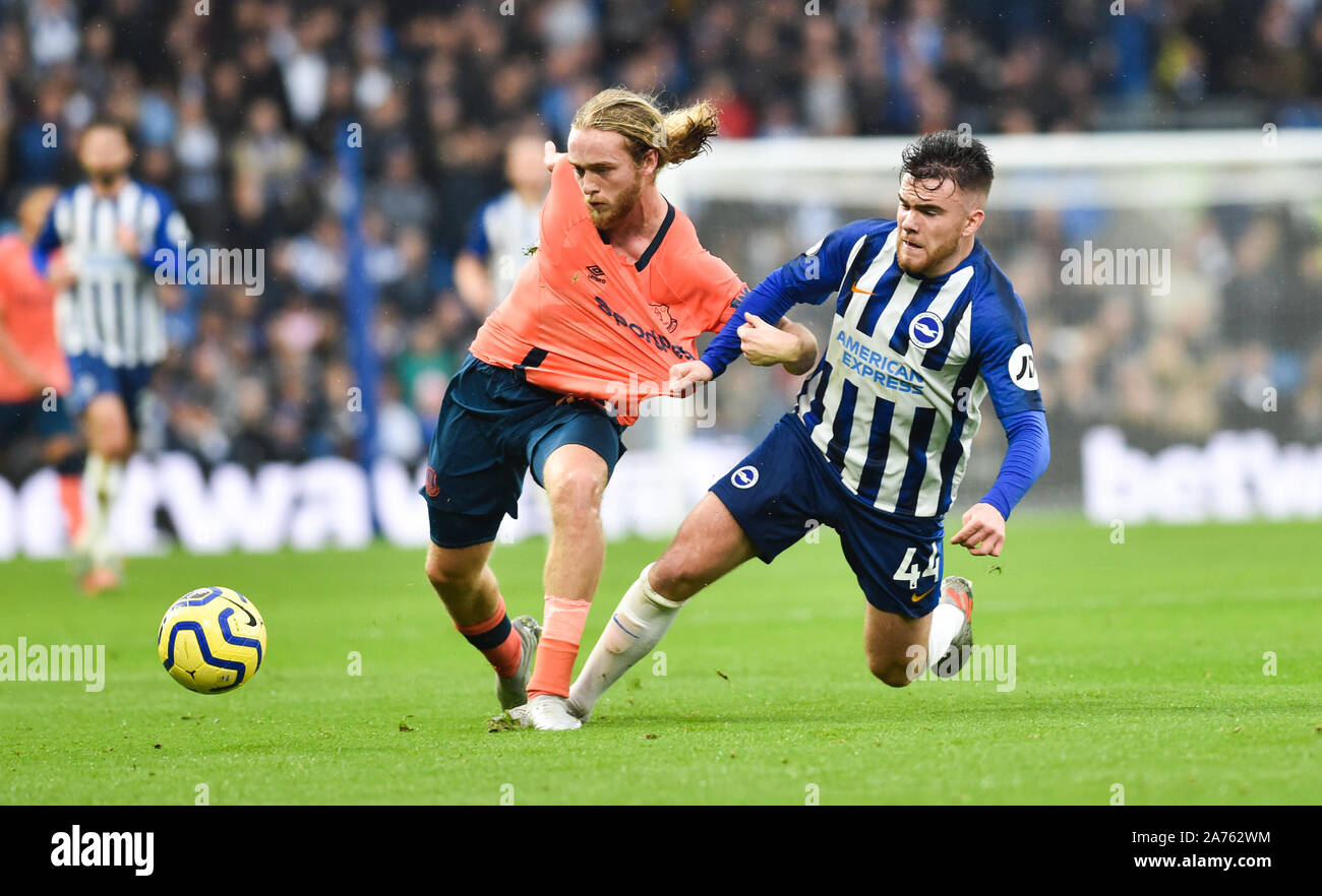 Aaron Connolly von Brighton (rechts) kämpft mit Evertons Tom Davies um den Ball während des Premier League-Spiels zwischen Brighton und Hove Albion und Everton im Amex-Stadion – 26. Oktober 2019 – nur zur Verwendung von Photo Simon Dack/Tele Images Editorial. Kein Merchandising. Für Fußballbilder gelten Einschränkungen für FA und Premier League. Keine Nutzung von Internet/Mobilgeräten ohne FAPL-Lizenz. Weitere Informationen erhalten Sie von Football Dataco Stockfoto