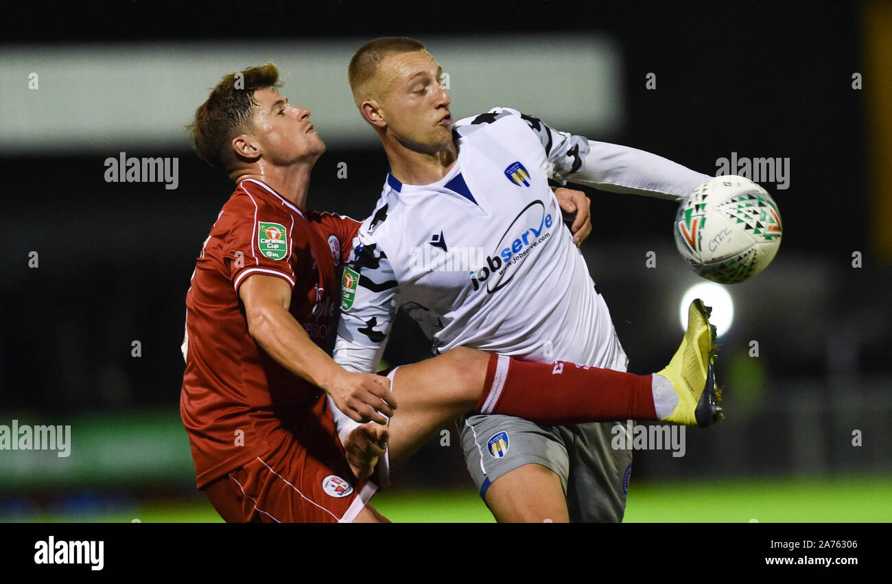 Josh Doherty von Crawley (links) Haken die Kugel weg von Lukas Norris von Colchester während der carabao Cup vierte Runde Übereinstimmung zwischen Crawley und Colchester United auf die Leute in der Pension Stadion, Crawley, 29. Oktober 2019 - Nur für den redaktionellen Gebrauch bestimmt. Kein Merchandising. Für Fußball Bilder FA und Premier League Einschränkungen Inc. kein Internet/Mobile Nutzung ohne fapl Lizenz - für Details Kontakt Fußball Dataco Stockfoto