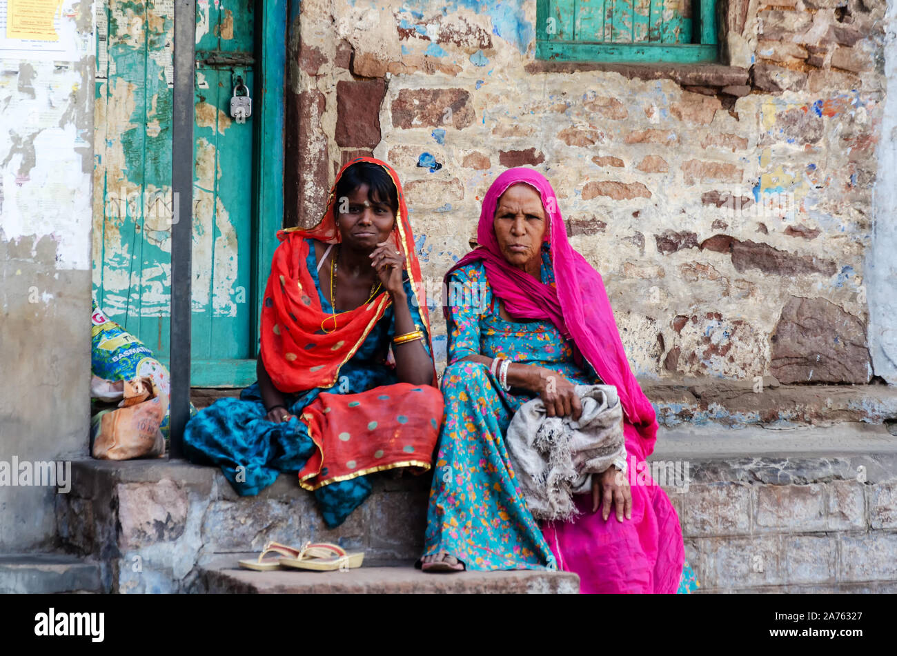 Jodhpur, Indien - 28 Februar, 2018: Zwei nicht identifizierte indische Frau außerhalb des Hauses sitzen. Stockfoto