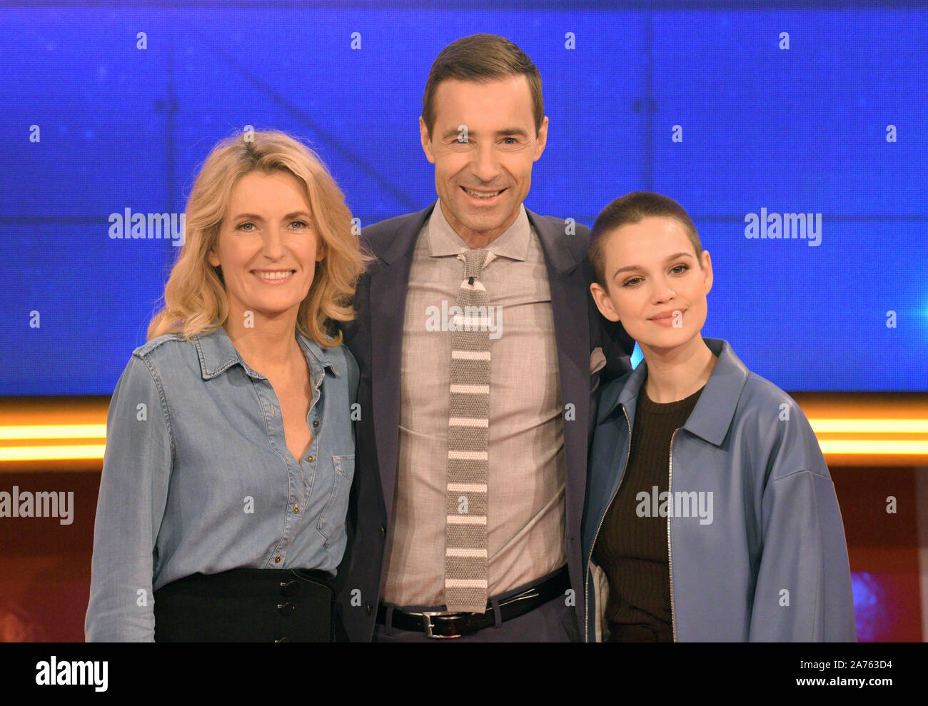 Hamburg, Deutschland. 30 Okt, 2019. Maria Furtwängler (L-R), Kai Pflaume, TV-Moderatorin und Emilia Schüle, Schauspielerin, stehen zusammen an einem Fotoshooting für die 500. Episode der ARD-quizshow "Wer weiß denn soas?'. Credit: Daniel Bockwoldt/dpa/Alamy leben Nachrichten Stockfoto