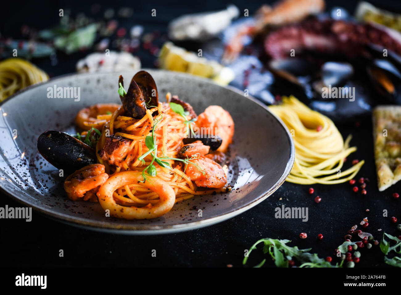 Köstliche italienische Spaghetti mit frischen Meeresfrüchten und schmackhaftes Gemüse Stockfoto