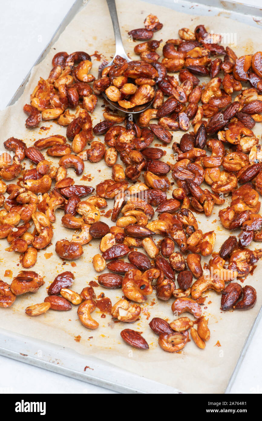 Hausgemachte würzig Honig geröstete Cashew Nüsse, Erdnüsse und Mandeln Stockfoto
