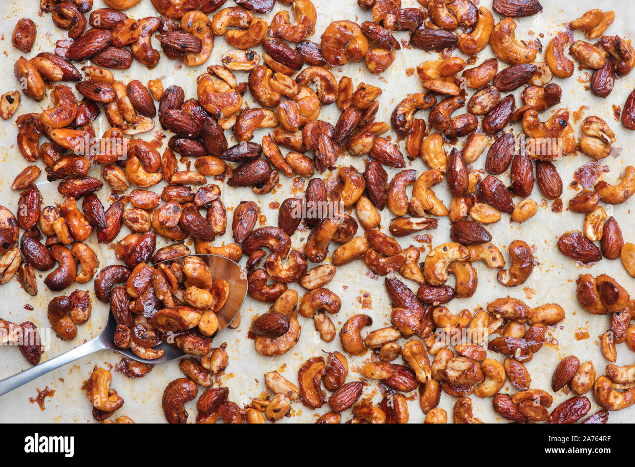 Hausgemachte würzig Honig geröstete Cashew Nüsse, Erdnüsse und Mandeln Stockfoto