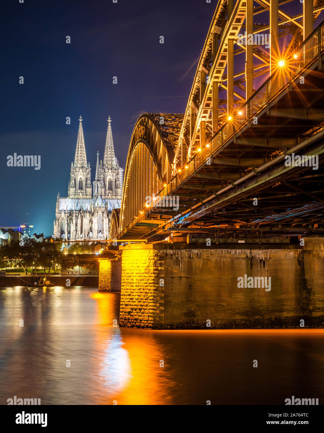 Köln Kölner Dom mit Hohenzollernbrücke und Rhein bei Nacht Stockfoto