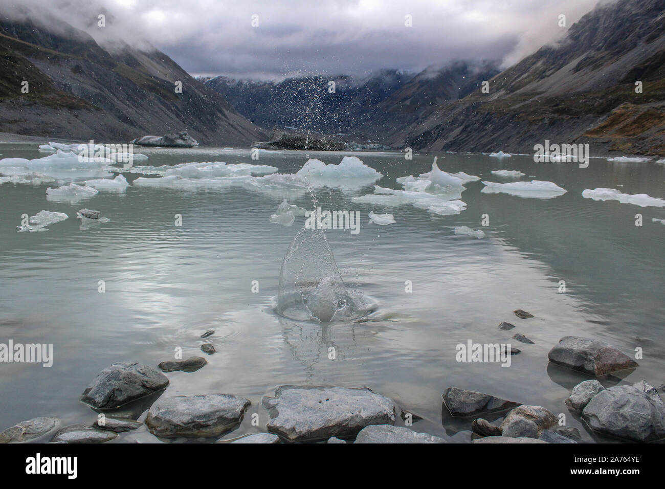 Rock Spritzen in Gletscherwasser in Neuseeland von Bergen umgeben Stockfoto