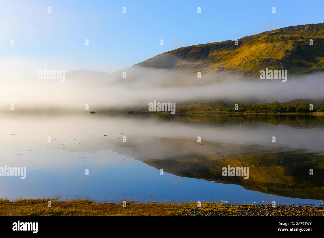 Einem nebligen Morgen geschossen von niedrig liegenden Nebel am Ufer des Loch Teacuis, Morvern, Scottish Highlands, Schottland Stockfoto