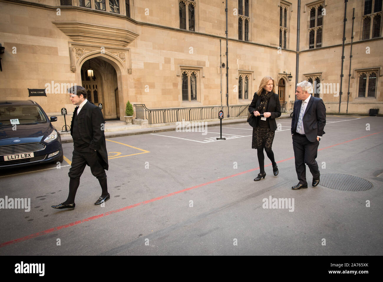 Auf 0001 Donnerstag, 31. Oktober zuvor noch nicht emittierte Foto vom 01/02/19 Der Sprecher des Unterhauses, John Bercow wandern durch den Palast von Westminster mit seinen Mitarbeitern ein Embargo verhängt. Der Sprecher hat zehn Jahre gedient und beabsichtigt, sich vor den nächsten Wahlen zu kandidieren. Stockfoto