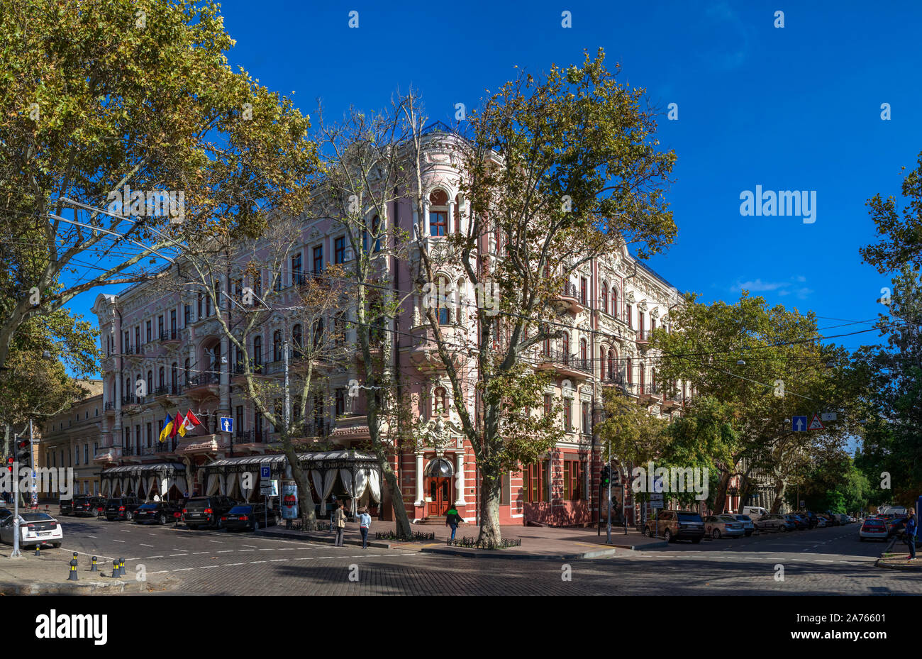Odessa, Ukraine - 10.14.2019. Bristol Hotel im historischen Zentrum der Stadt Odessa. Kürzlich eröffnetes Luxushotel in einem historischen Gebäude in Puschkin Stockfoto