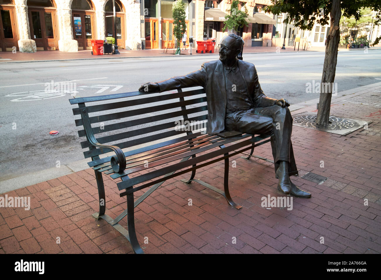 Skulptur von ehemaligen Bürgermeister Charles s. farnsley auf einer Bank Main St Louisville Kentucky USA sitzen Stockfoto