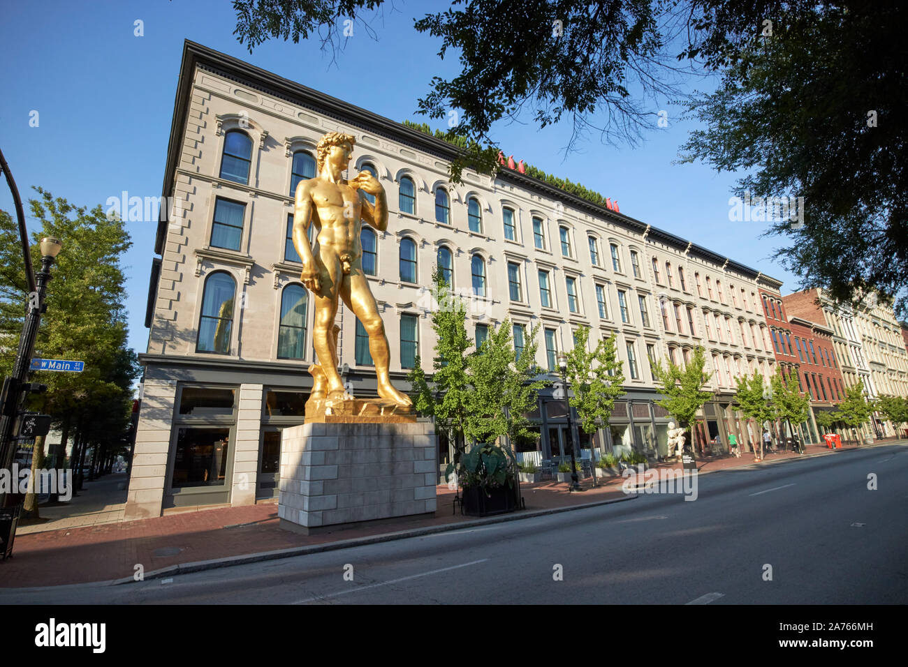 Goldene Statue des David außerhalb 21c Museum Hotel West Main Street Louisville Kentucky USA Stockfoto