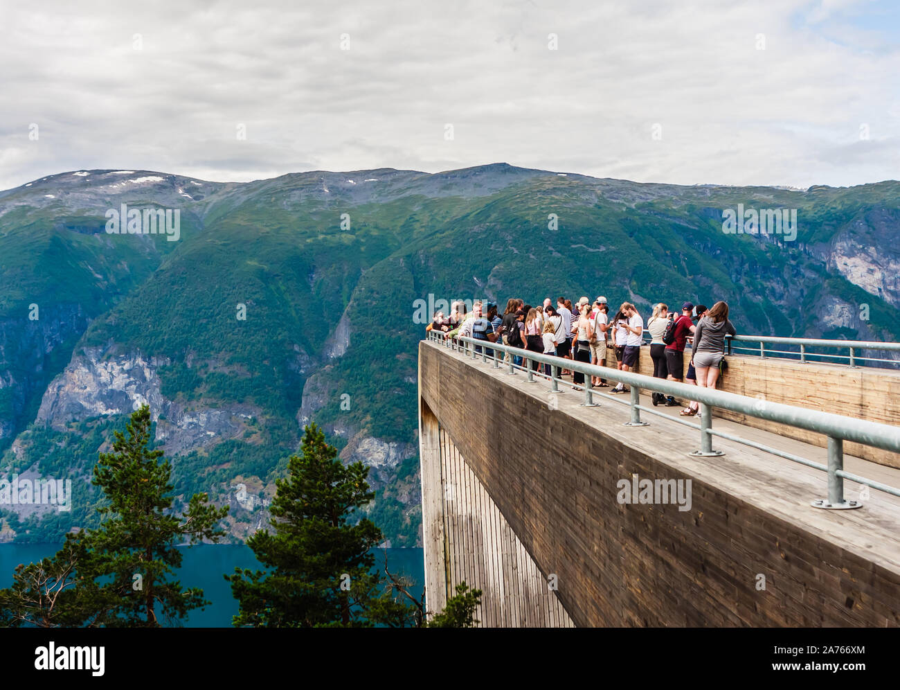 Stegastein Aussichtsplattform, 650 Meter über dem bei Touristen enjoyinview Aurlandsfjord, Norwegen Stockfoto