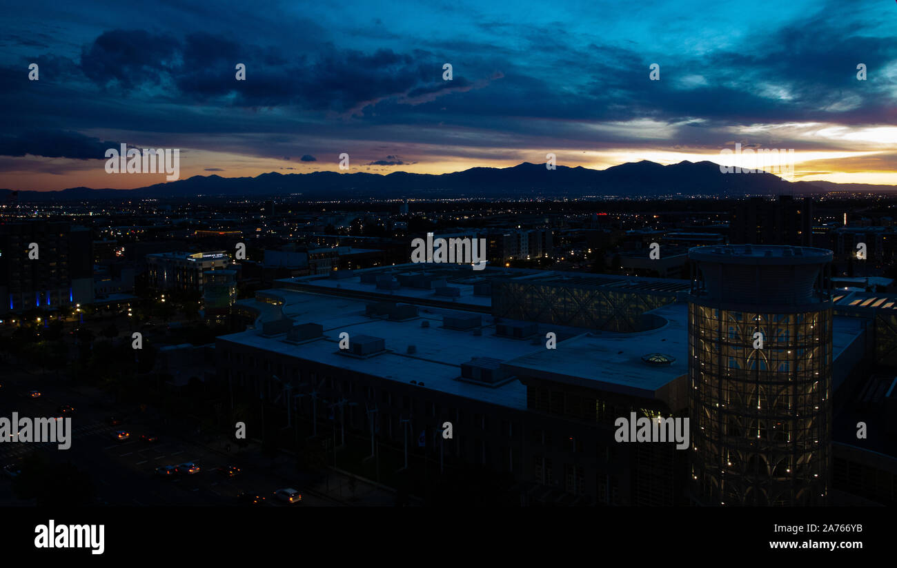 Sonnenuntergang über den Bergen das Stadtbild Stockfoto
