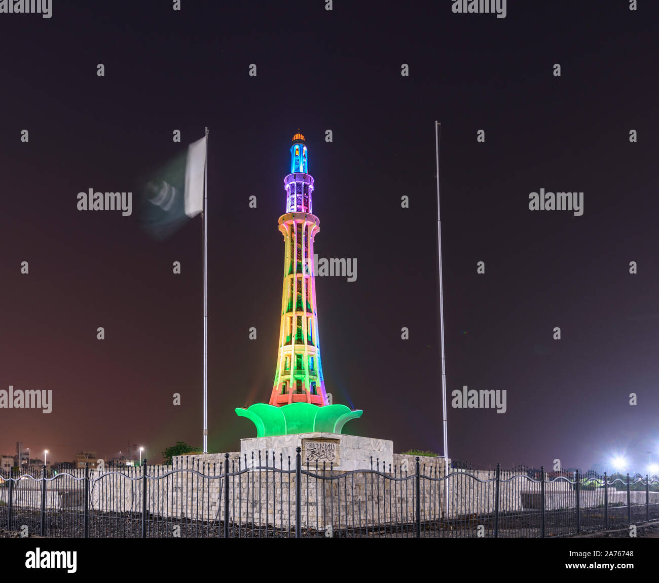 LAHORE, Pakistan - Sep 22, 2019: Minar - e-Pakistan ist ein öffentliches Denkmal in Iqbal Park Lahore, Pakistan. Stockfoto