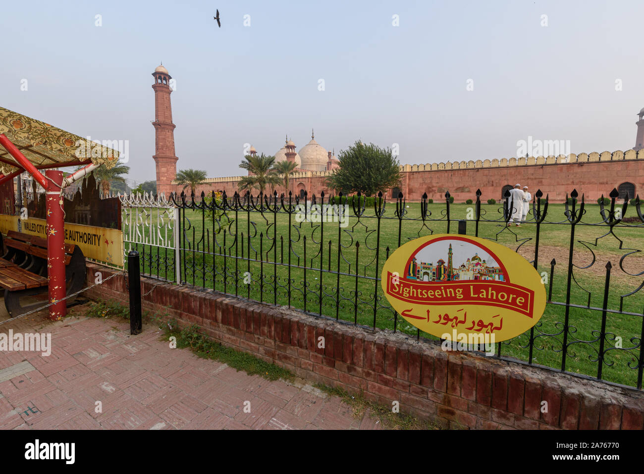 LAHORE, Pakistan - Sep 23, 2019; Stadtrundfahrt Zeichen vor Badshahi Moschee, Lahore Stockfoto