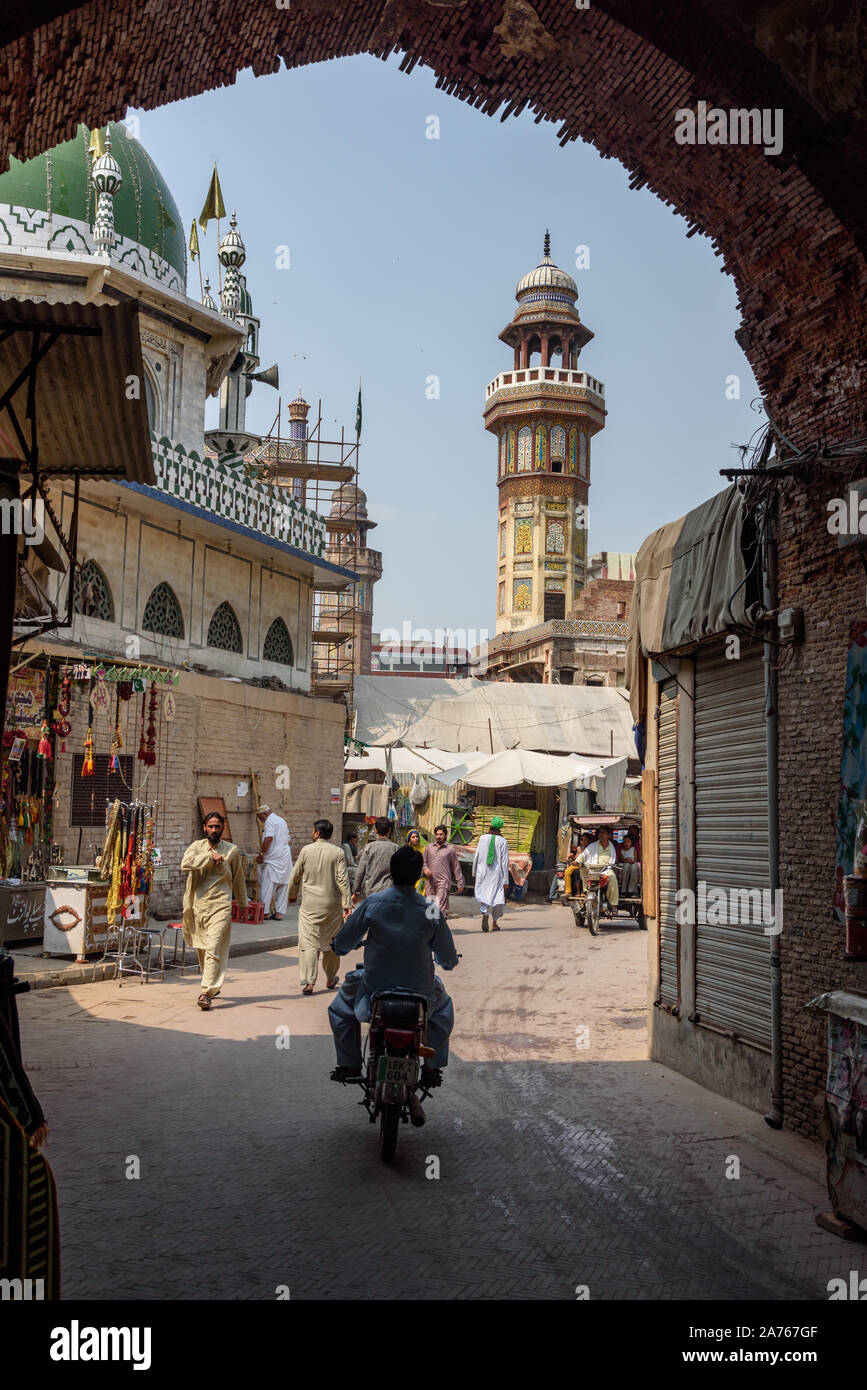 LAHORE, Pakistan - 23.SEPTEMBER, 2019: die Menschen in Delhi Tor, das jetzt als das Chitta Tor in Lahore Pakistan bekannt. Stockfoto