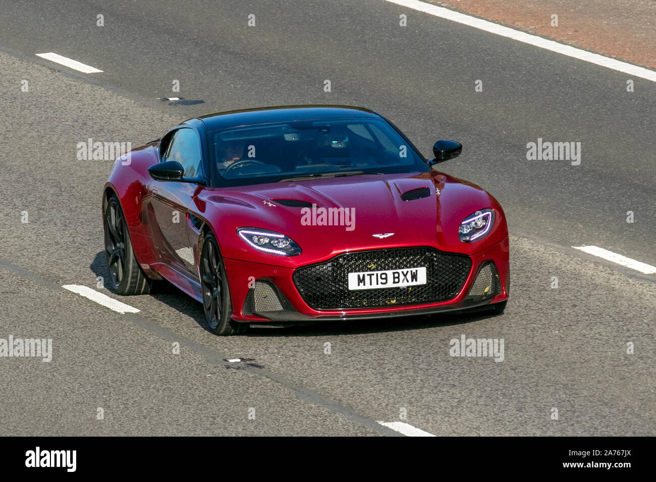 2019 Red Aston Martin DBS Superleggera V12 Auto, Coupé mit Frontmotor; UK Fahrzeug Verkehr, Transport, moderne Fahrzeuge, Sportwagen, Supersportwagen in südlicher Richtung auf der Autobahn 3 Lane M6. Stockfoto
