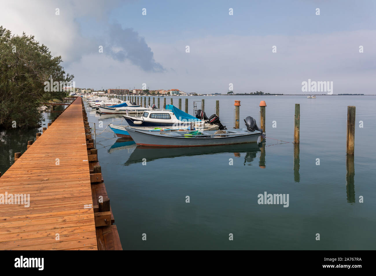 Boote gebunden an hölzernen Pier in Grado, Friaul-Julisch Venetien, Italien Stockfoto