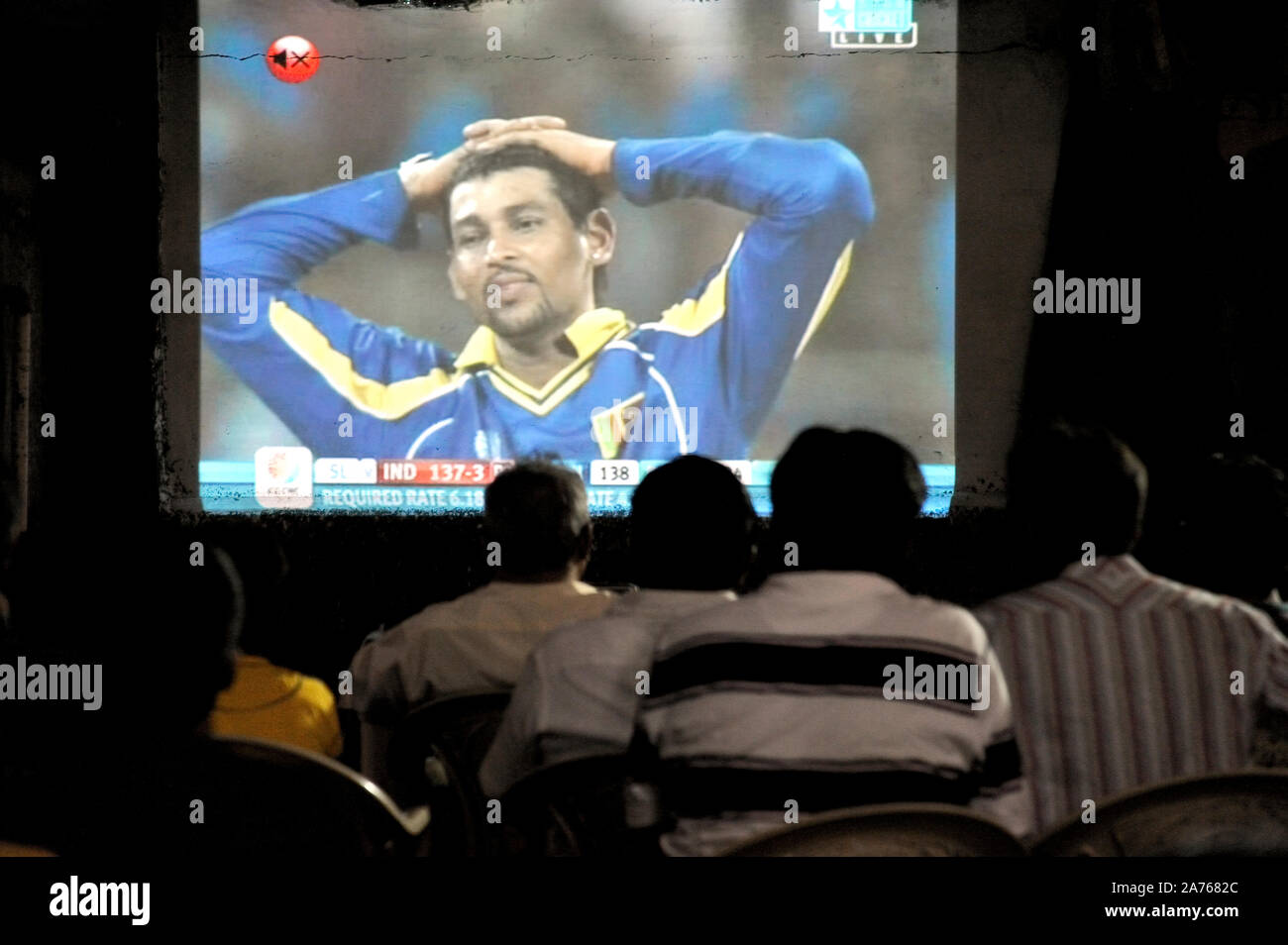 Mumbai, Maharashtra, Indien, Südostasien - die Leute beobachten 2011 Cricket World Cup Final von Indien - Sri Lanka auf Riesenleinwand am Shivaji Park Stockfoto