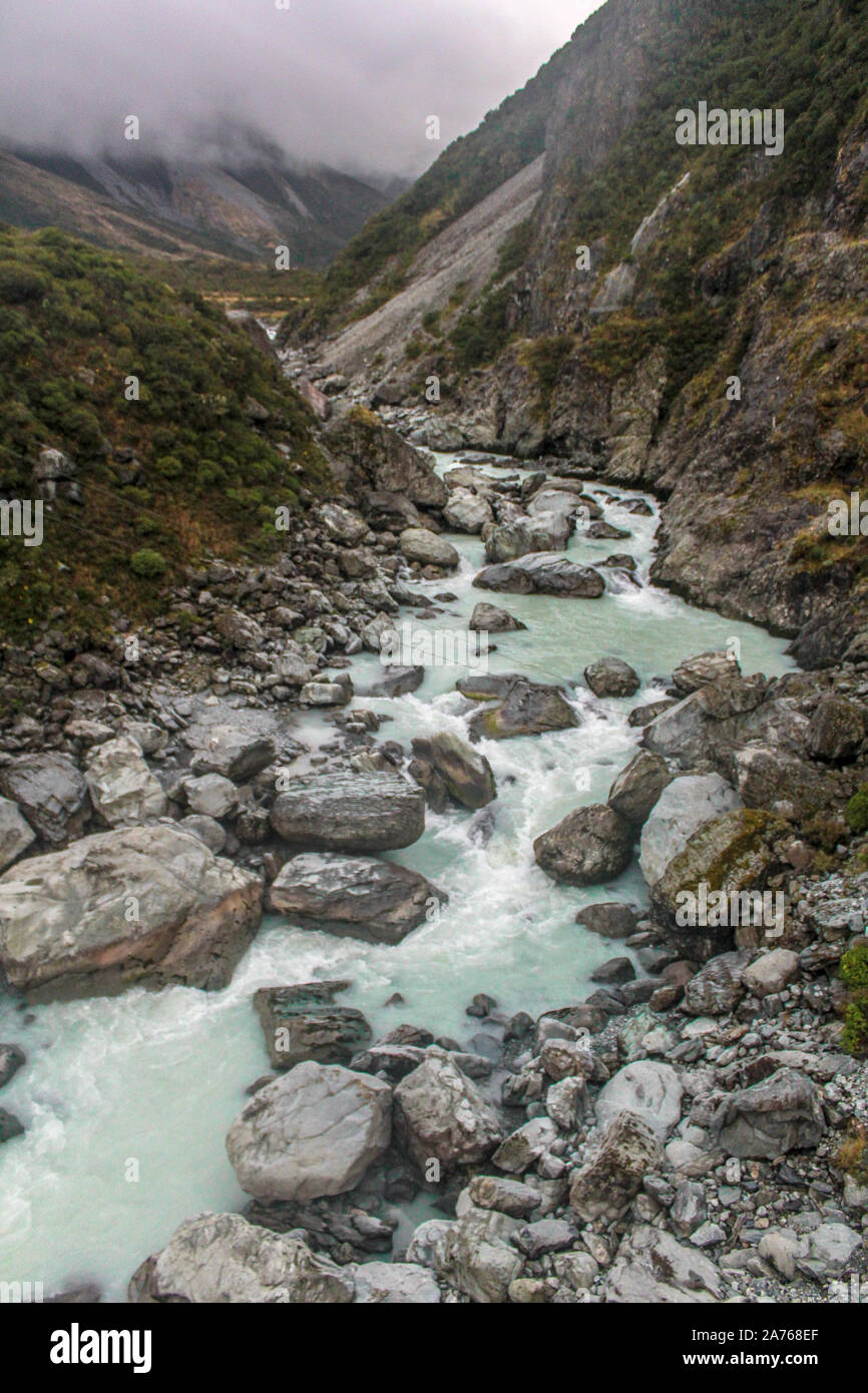 Eiszeitliche Fluss Wasser durch die Berge in Neuseeland fließt. Stockfoto