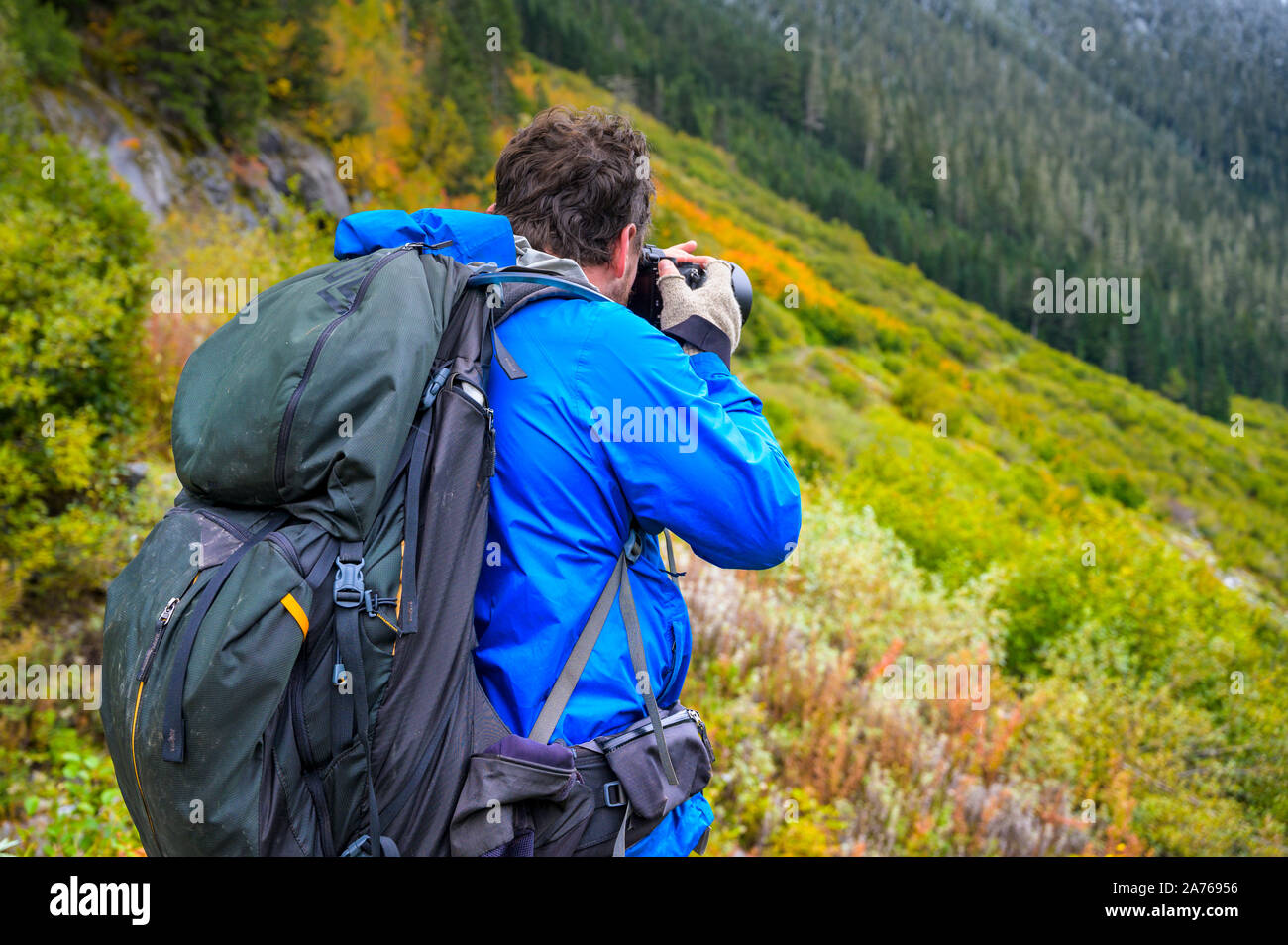 Wanderer machen Fotos in den Bergen Stockfoto