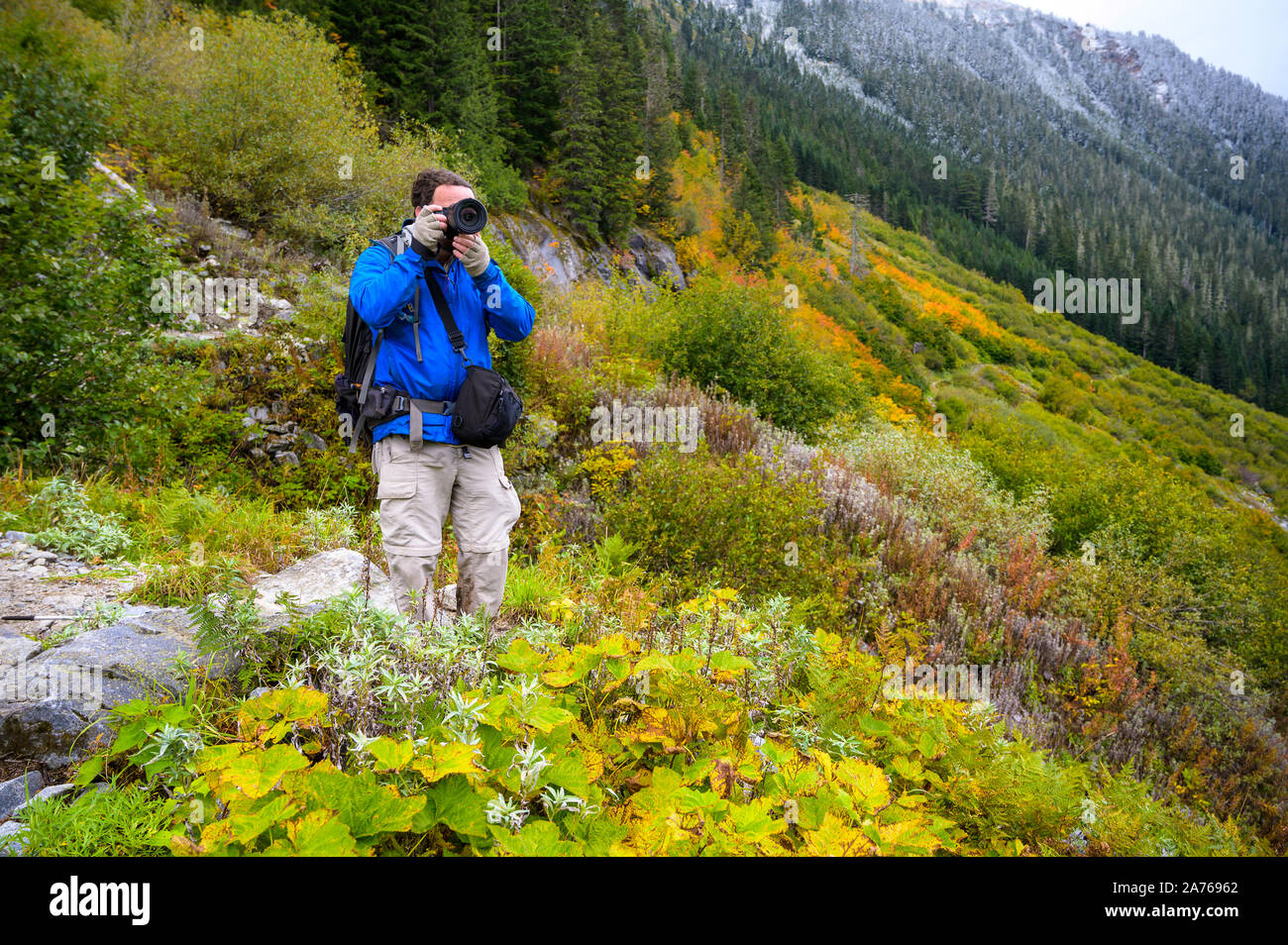 Fotograf auf dem Wanderweg mit der blauen Jacke Stockfoto