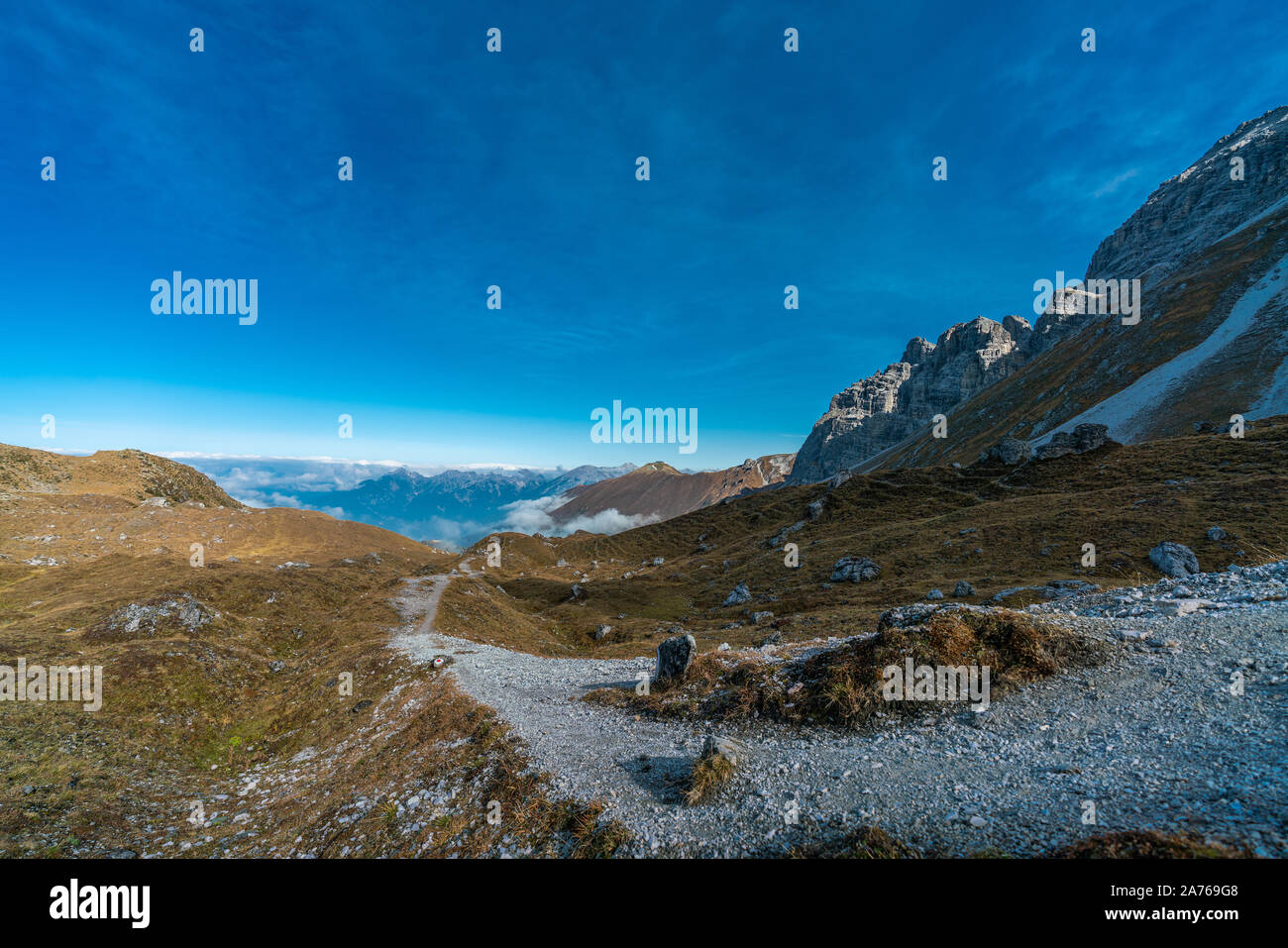 Mit Blick auf den Absender Tal in den Bergen von Innsbruck Inntalkette Kemater Alm Stockfoto