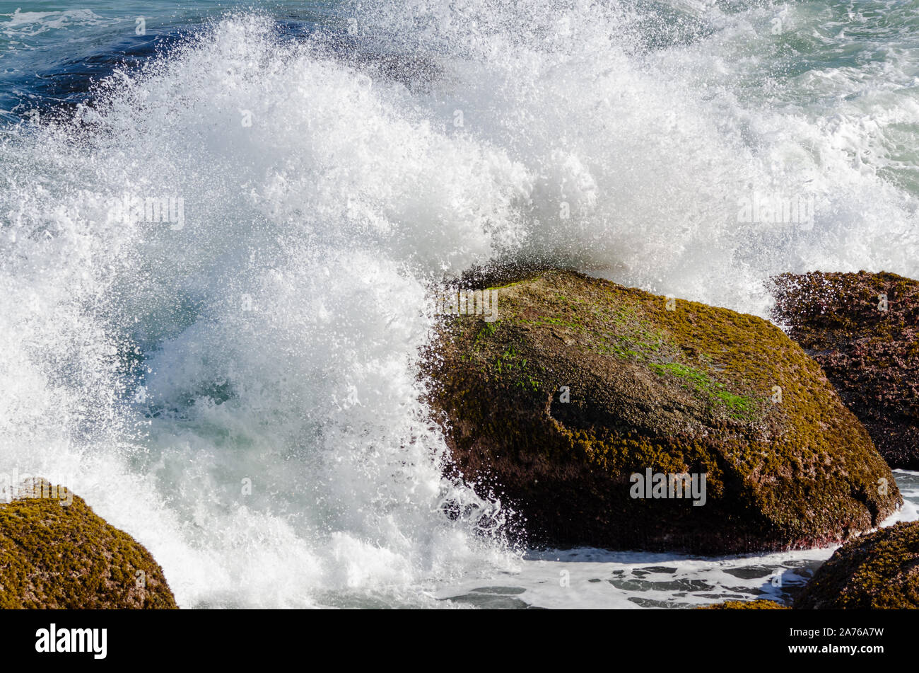 Eine riesige Welle auf einem Felsen an der Küste von Brasilien Stockfoto
