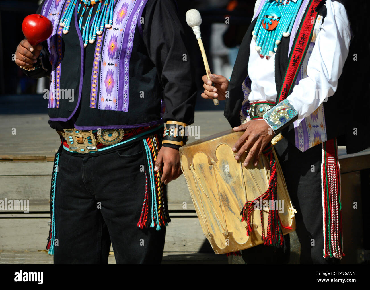 Native American Mitglieder der Kallestewa Dance Gruppe aus Zuni Pueblo in New Mexico führen an der indigenen Völker Tag in Santa Fe, New Mexico, USA Stockfoto