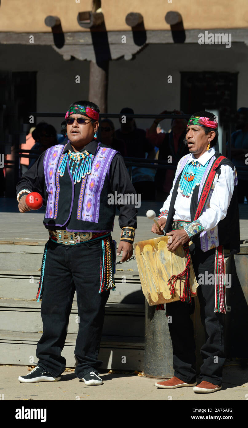 Native American Mitglieder der Kallestewa Dance Gruppe aus Zuni Pueblo in New Mexico führen an der indigenen Völker Tag in Santa Fe, New Mexico, USA Stockfoto
