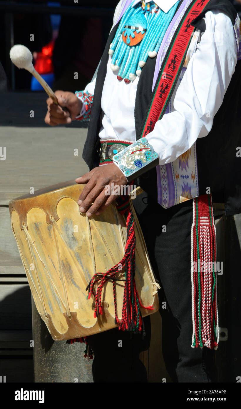 Native American Mitglieder der Kallestewa Dance Gruppe aus Zuni Pueblo in New Mexico führen an der indigenen Völker Tag in Santa Fe, New Mexico, USA Stockfoto