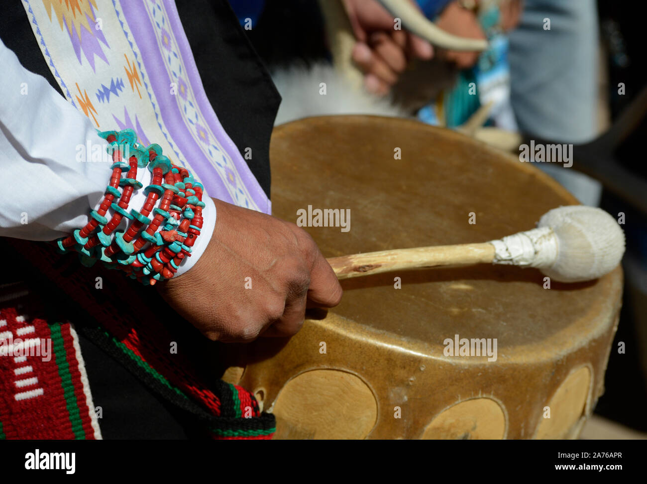 Native American Mitglieder der Kallestewa Dance Gruppe aus Zuni Pueblo in New Mexico führen an der indigenen Völker Tag in Santa Fe, New Mexico, USA Stockfoto
