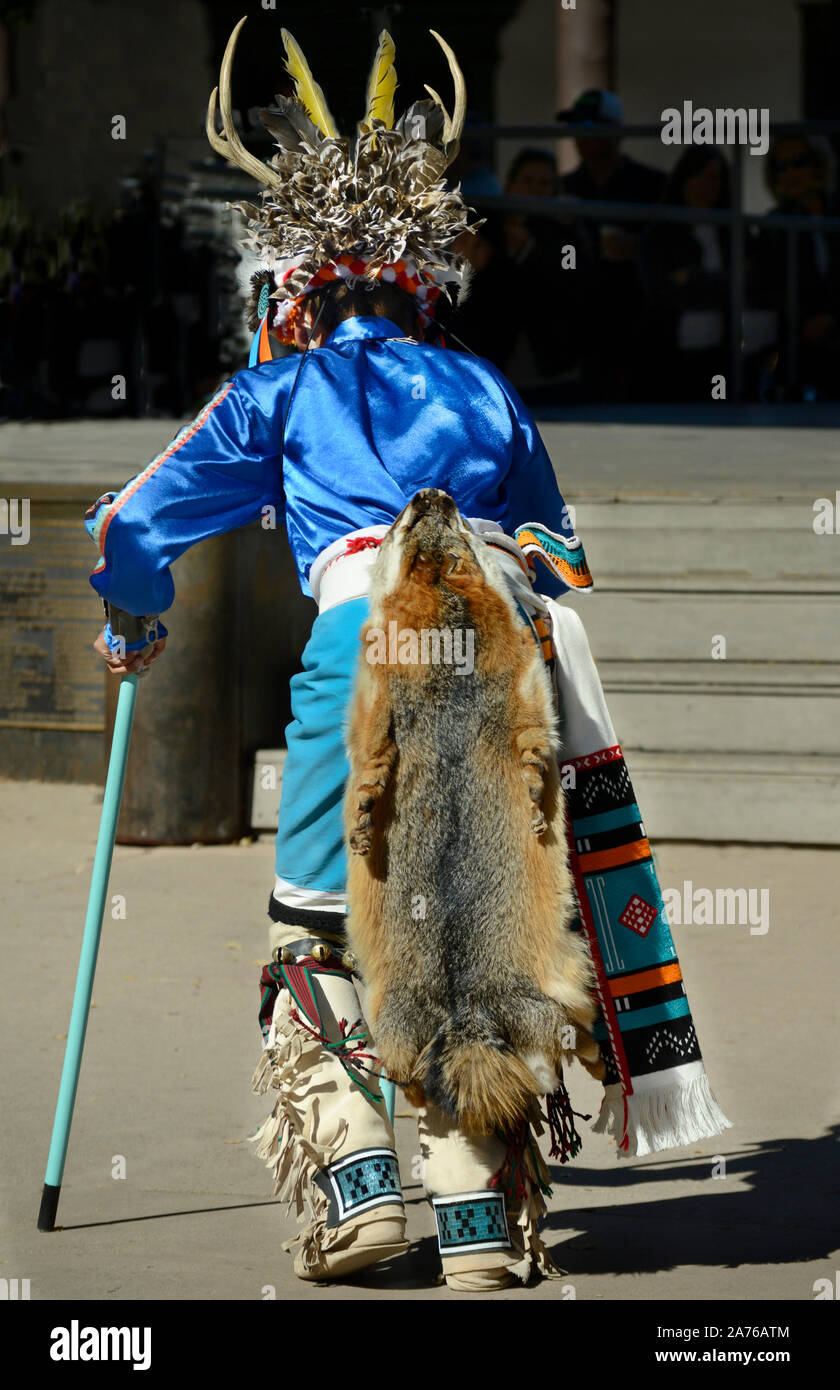 Mitglieder der Kallestewas Dance Gruppe aus Zuni Pueblo in New Mexico führen Sie die Hirsche Tanz an der indigenen Völker Tag in Santa Fe, New Mexico, USA Stockfoto