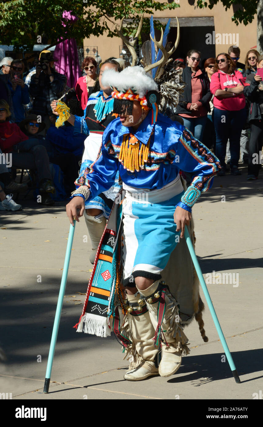 Mitglieder der Kallestewas Dance Gruppe aus Zuni Pueblo in New Mexico führen Sie die Hirsche Tanz an der indigenen Völker Tag in Santa Fe, New Mexico, USA Stockfoto