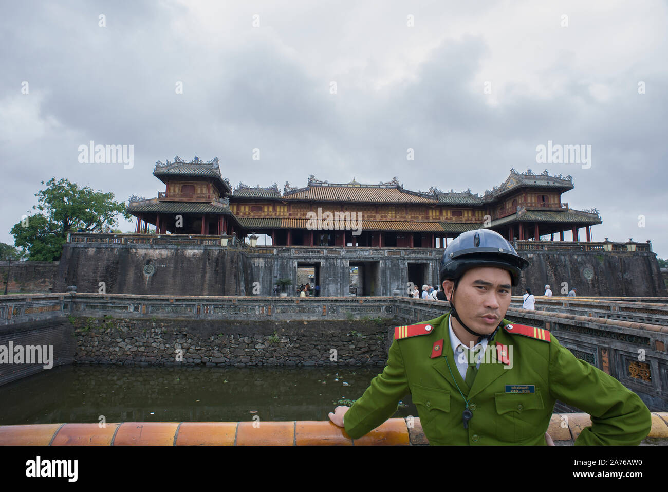 Farbton, Thua Thien-Hue, Vietnam - 27. Februar 2011: Vietnamesische Guard bei Forbidden Purple City Stockfoto