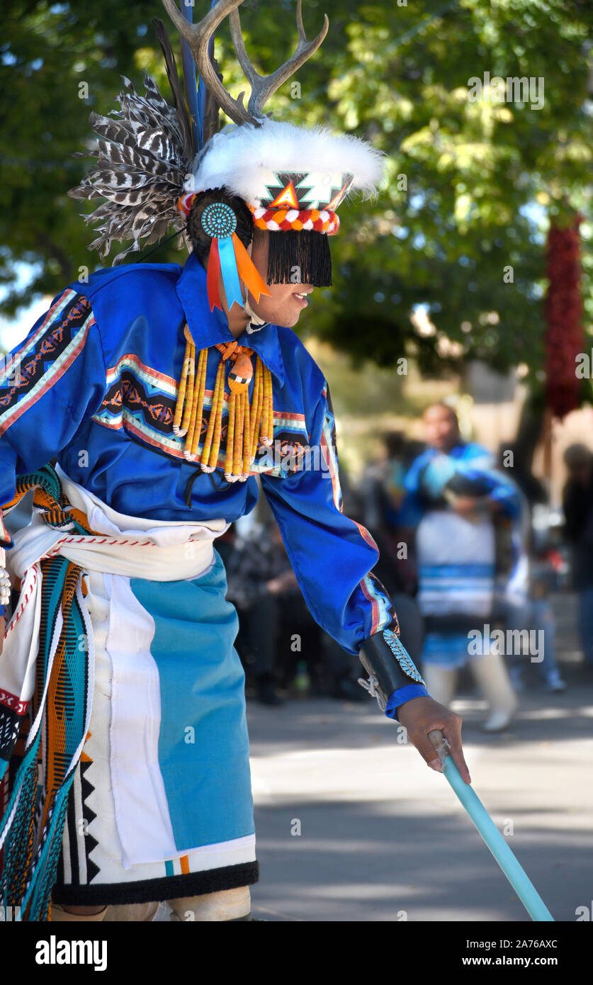 Mitglieder der Kallestewas Dance Gruppe aus Zuni Pueblo in New Mexico führen Sie die Hirsche Tanz an der indigenen Völker Tag in Santa Fe, New Mexico, USA Stockfoto