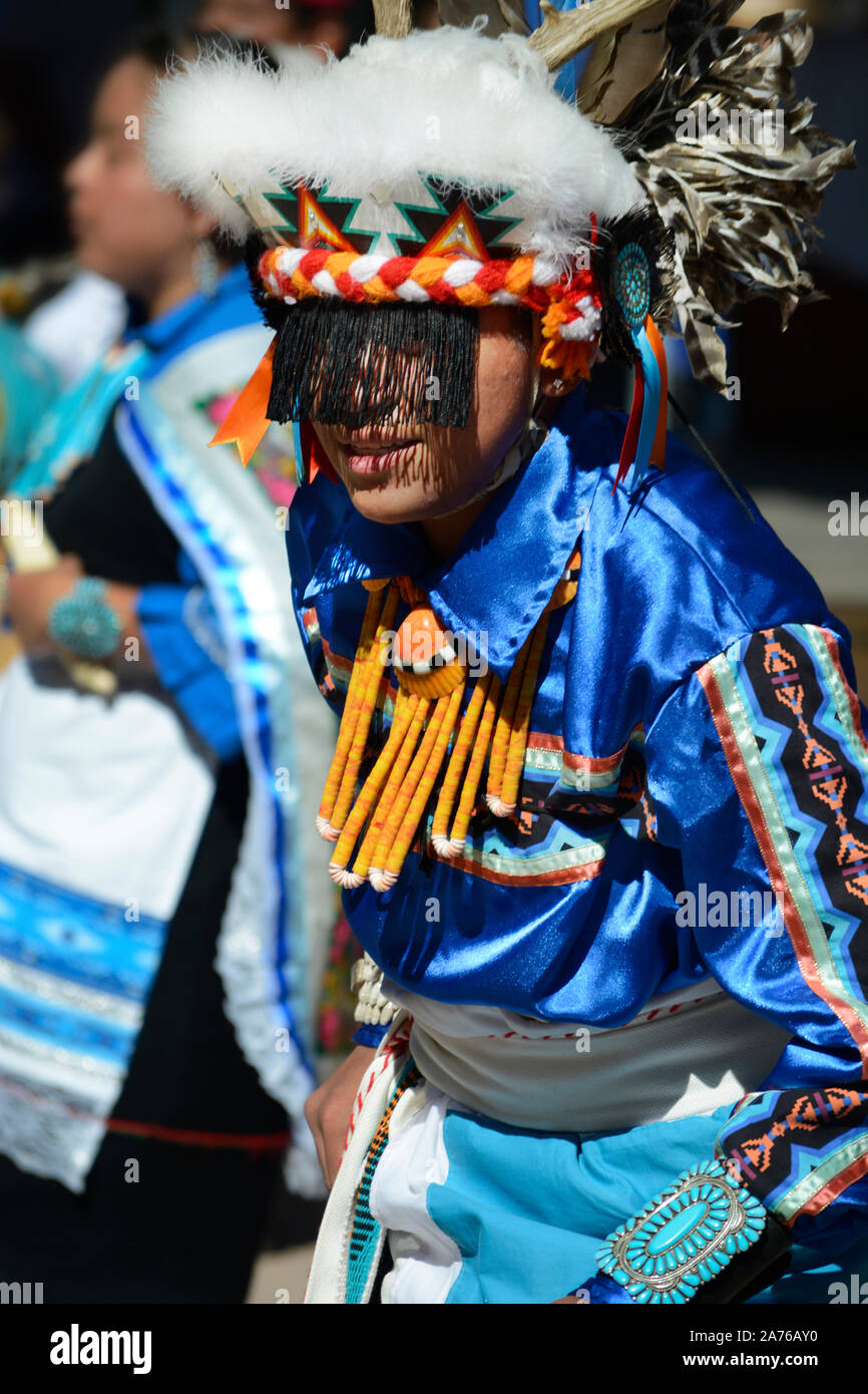 Mitglieder der Kallestewas Dance Gruppe aus Zuni Pueblo in New Mexico führen Sie die Hirsche Tanz an der indigenen Völker Tag in Santa Fe, New Mexico, USA Stockfoto