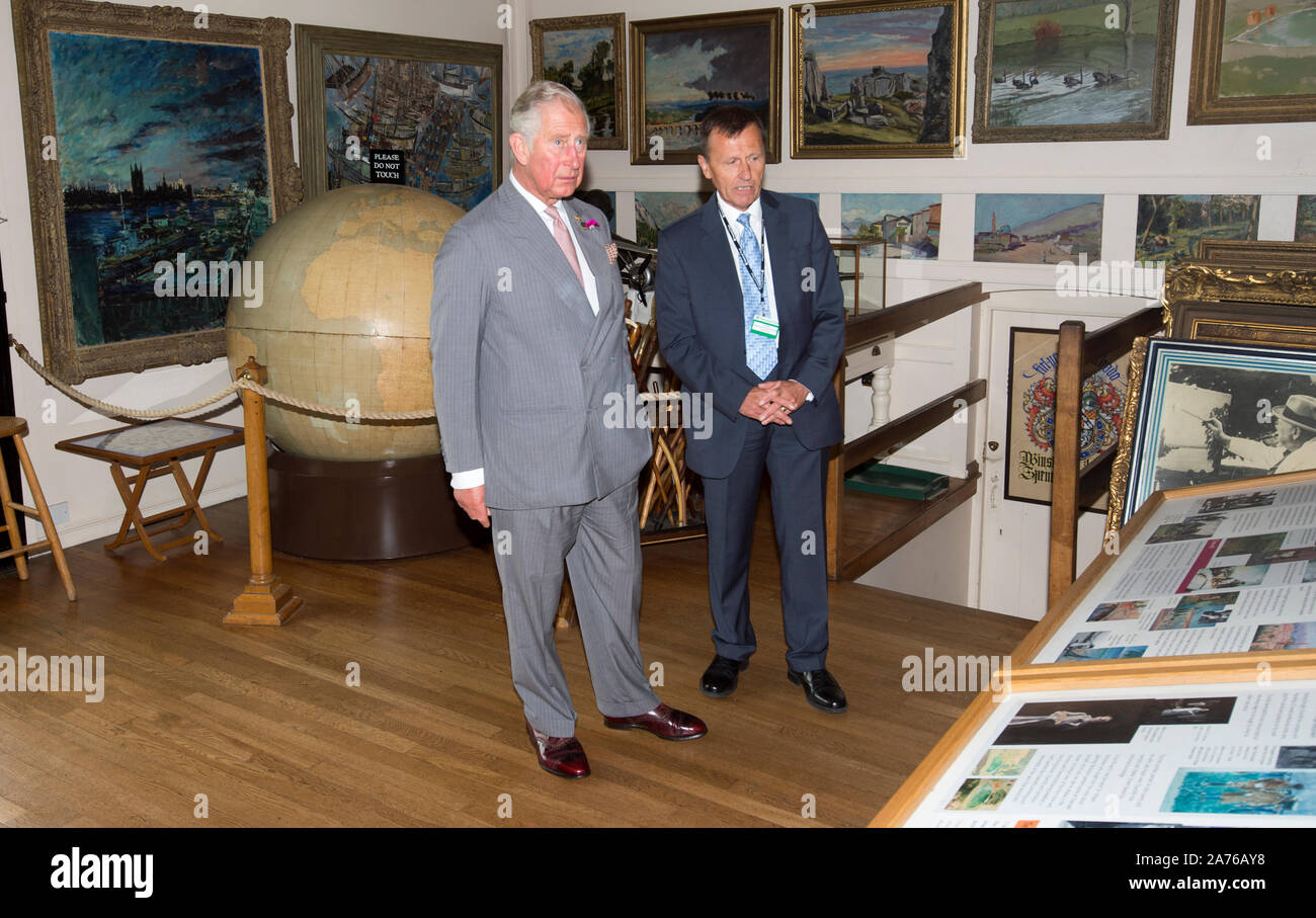 Der Prinz von Wales als Präsident des National Trust zu Besuch bei Chartwell House, der ehemalige Landsitz von Sir Winston Churchill, der Restaurierung unterzogen hat. Stockfoto