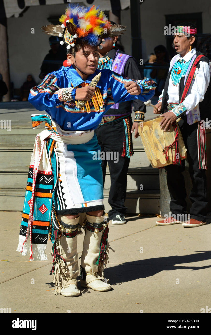 Mitglieder der Kallestewa Dance Gruppe aus Zuni Pueblo in New Mexico führen Sie die Mais Tanz während der indigenen Völker Tag in Santa Fe, New Mexico Stockfoto