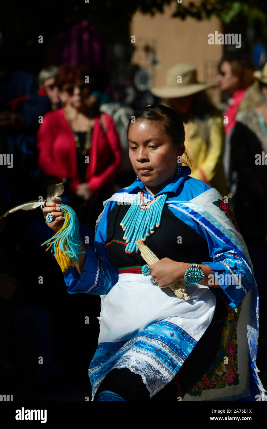 Mitglieder der Kallestewa Dance Gruppe aus Zuni Pueblo in New Mexico führen Sie die Mais Tanz während der indigenen Völker Tag in Santa Fe, New Mexico Stockfoto