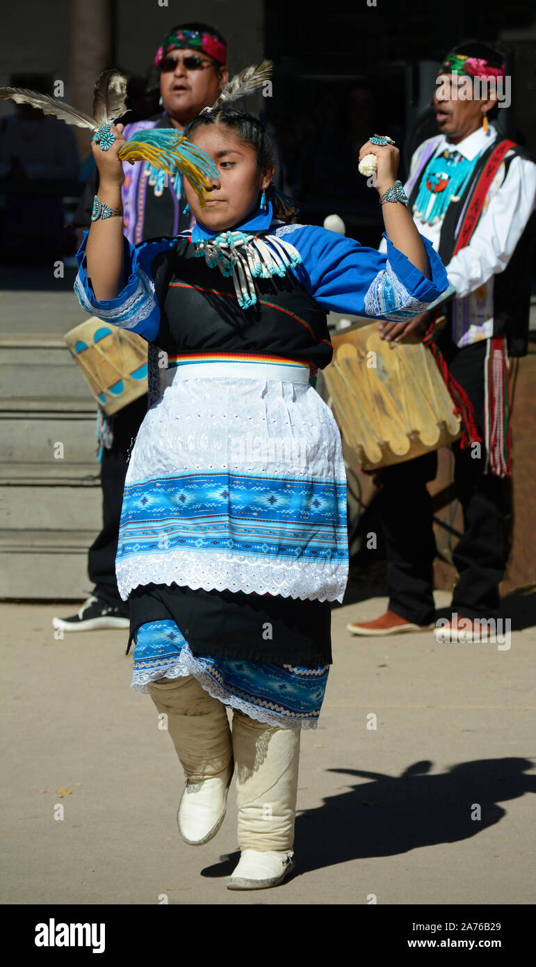 Mitglieder der Kallestewa Dance Gruppe aus Zuni Pueblo in New Mexico führen Sie die Mais Tanz während der indigenen Völker Tag in Santa Fe, New Mexico Stockfoto